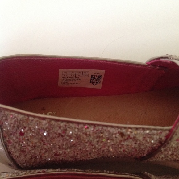 Toms - Picture 3 of 5